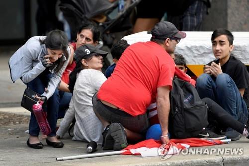 놀라 움츠린 사람들