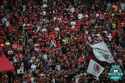 프로축구 FC서울과 수원 삼성간 슈퍼매치에서 응원하는 서울 서포터스들