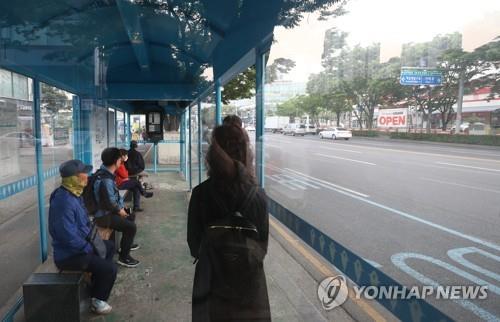 버스 기다리는 시민들