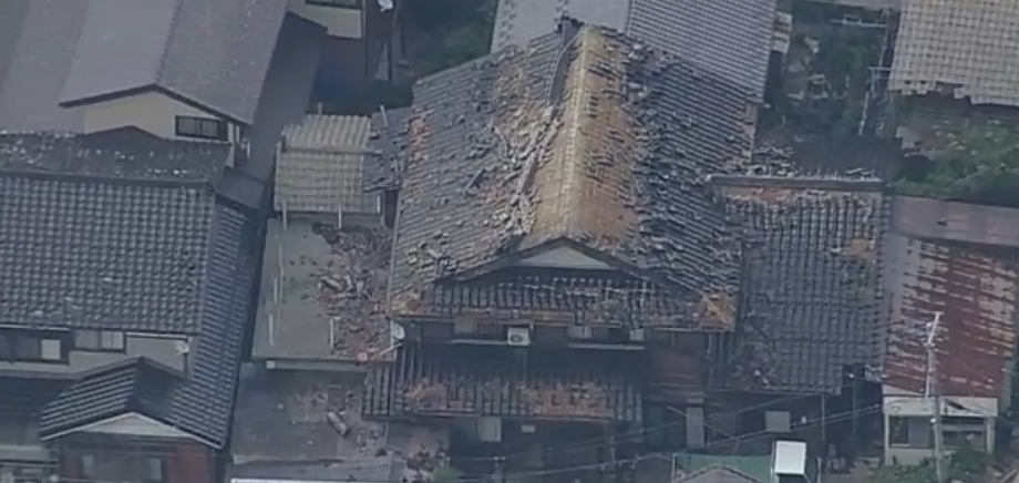야마가타현 쓰루오카시 한 주택의 기와가 18일 밤 지진 영향으로 떨어져 나가 흉물스러운 모습을 하고 있다. [NHK 화면 캡처]