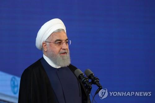 (AP=연합뉴스) 하산 로하니 이란 대통령이 현지시간 18일 이란 수도 테헤란 인근에 위치한 이맘호메이니 국제공항에서 연설하고 있다.