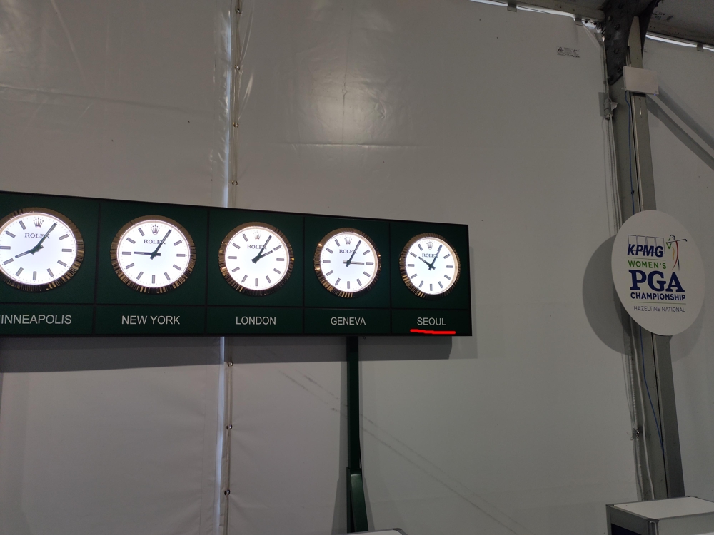 KPMG 여자 PGA 챔피언십 미디어센터에 설치된 세계 시계. 