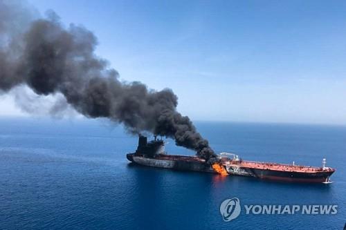 13일 오만해에서 공격당해 불타는 유조선
