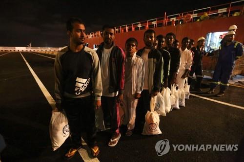 튀니지 자르지스항에 내린 이주민들