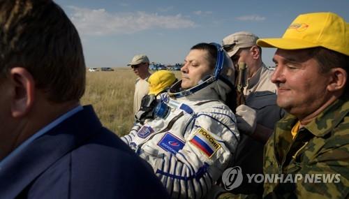 지구로 무사 귀환한 러시아 우주인 올렉 코노넨코