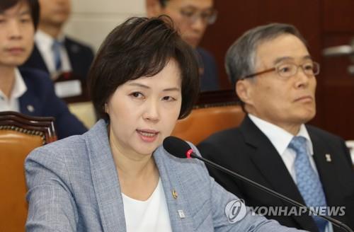 인보사 사태 답변하는 이의경 식약처장 (서울=연합뉴스) 하사헌 기자 = 이의경 식품의약품안전처장이 12일 오전 열린 국회 보건복지위 전체회의에서 인보사 사태 관련 의원 질의에 답변하고 있다. toadboy@yna.co.kr