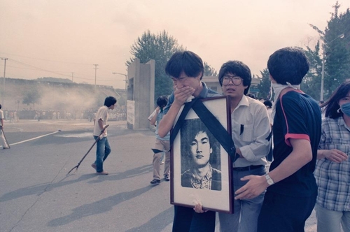 1987년 7월8일 시위에 참가한 우상호 의원 등 당시 학생들 / 주리시 교수 촬영·이한열기념사업회 제공