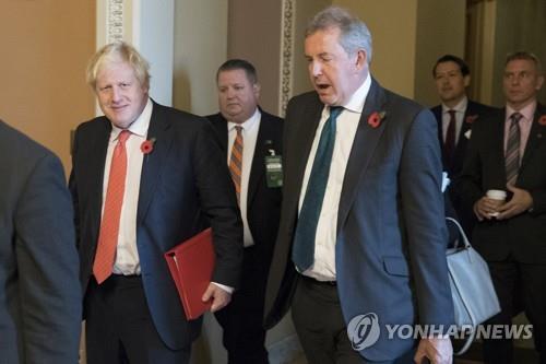 보리스 존슨 전 장관(왼쪽)과 킴 대럭 전 주미영국대사(오른쪽)