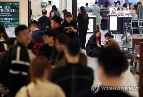 중국 관광객으로 붐비는 한 시내면세점 매장