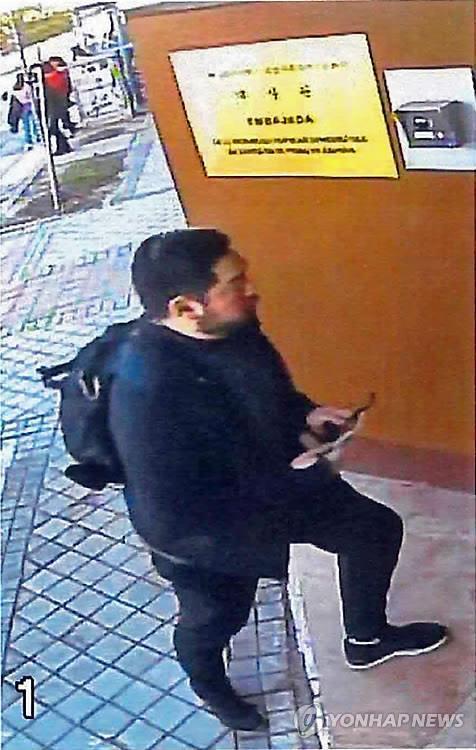 스페인 주재 북한대사관 들어가는 크리스토퍼 안