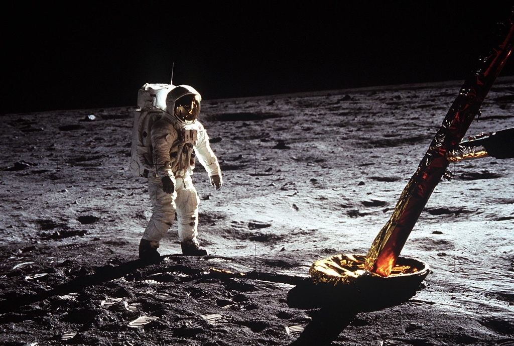 달 착륙선 이글 주변에 서있는 아폴로11호 우주인 버즈 올드린 