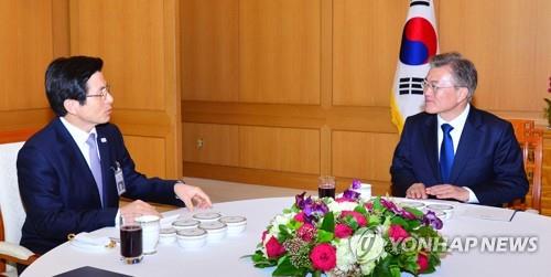 [연합뉴스 자료사진] 문재인 대통령, 황 총리와 대화