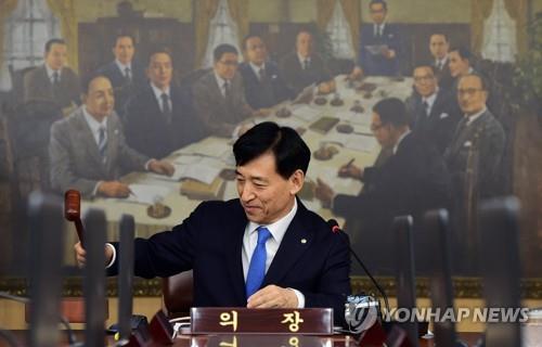 의사봉 두드리는 이주열 한국은행 총재