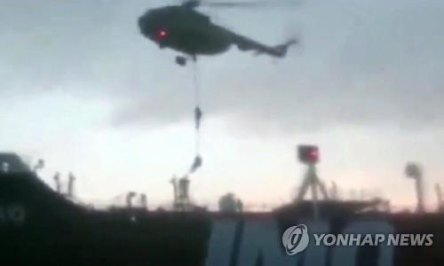 영국 유조선 나포를 위해 헬기로 무장대원들을 투입하는 이란 혁명수비대