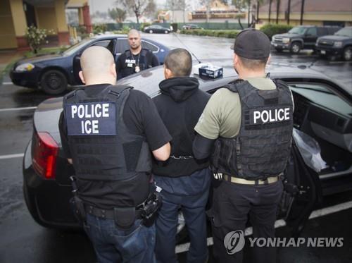 미 이민세관단속국 불법 체류자 체포 장면 