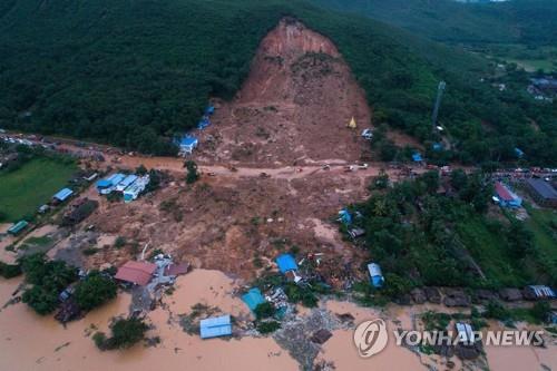 산사태가 마을 가옥들을 휩쓸고 간 모습