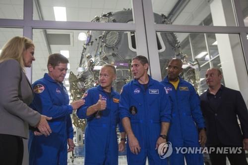 그웬 샷웰(왼쪽) 스페이스X COO와 NASA 우주 비행사들