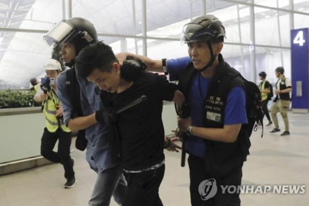 홍콩국제공항 점거 시위를 벌인 시위대를 체포하는 홍콩 경찰
