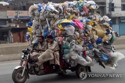 파키스탄 라호르에서 차량으로 옮겨지는 비닐봉지 쓰레기. [AFP=연합뉴스]