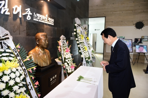헌화하는 김종식 시장
