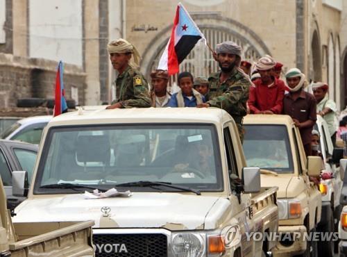 아덴 시내를 차량을 타고 가는 예멘 남부 분리주의 무장조직[EPA=연합뉴스 자료사진]