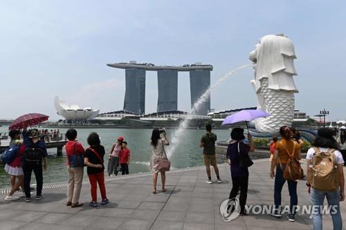 싱가포르 관광 명소 멀라이언 파크를 찾은 관광객들의 모습