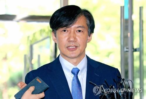 질문에 답변하는 조국 후보자 (서울=연합뉴스) 임화영 기자 = 조국 법무부 장관 후보자가 20일 오전 인사청문회 준비 사무실이 마련된 서울 종로구 한 건물로 출근하며 취재진의 질문에 답하고 있다. 2019.8.20 hwayoung7@yna.co.kr