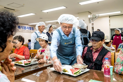 송종욱 광주은행장 삼계탕 배식