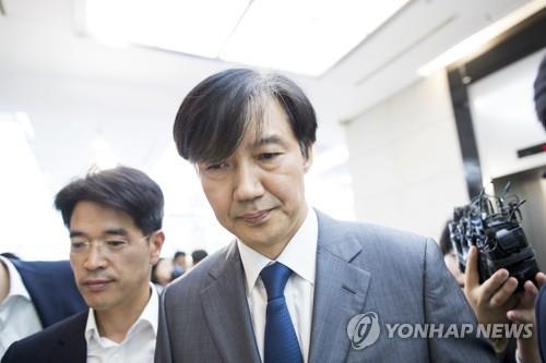 사무실로 퇴장하는 조국 후보자 (서울=연합뉴스) 서명곤 기자 = 조국 법무부 장관 후보자가 23일 오후 인사청문회 준비 사무실이 마련된 서울 종로구 적선현대빌딩에서 기자회견을 열고 입장 발표를 마친 뒤 사무실로 올라가고 있다. 2019.8.23 seephoto@yna.co.kr(끝)