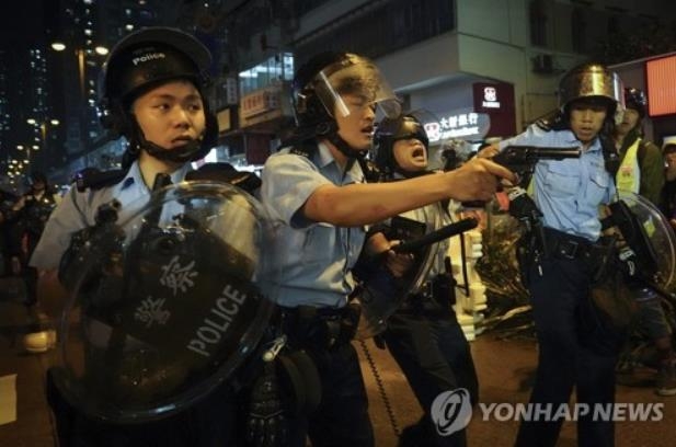 25일 송환법 반대 시위 현장에서 시위대를 향해 권총을 겨누는 홍콩 경찰