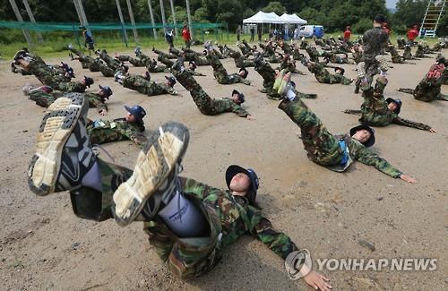 청소년들의 유격 훈련 체험