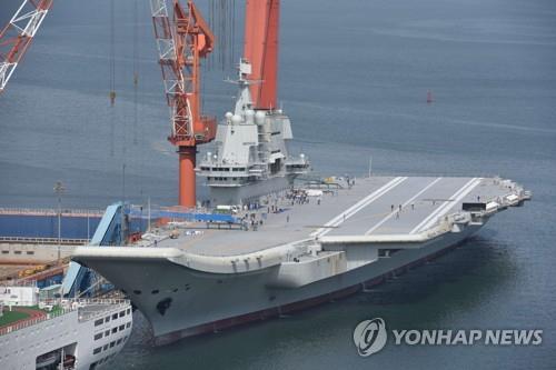 정박 중인 중국의 첫 자국산 항공모함 'OO1A'함