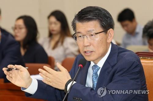 의원질의에 답변하는 은성수 후보자