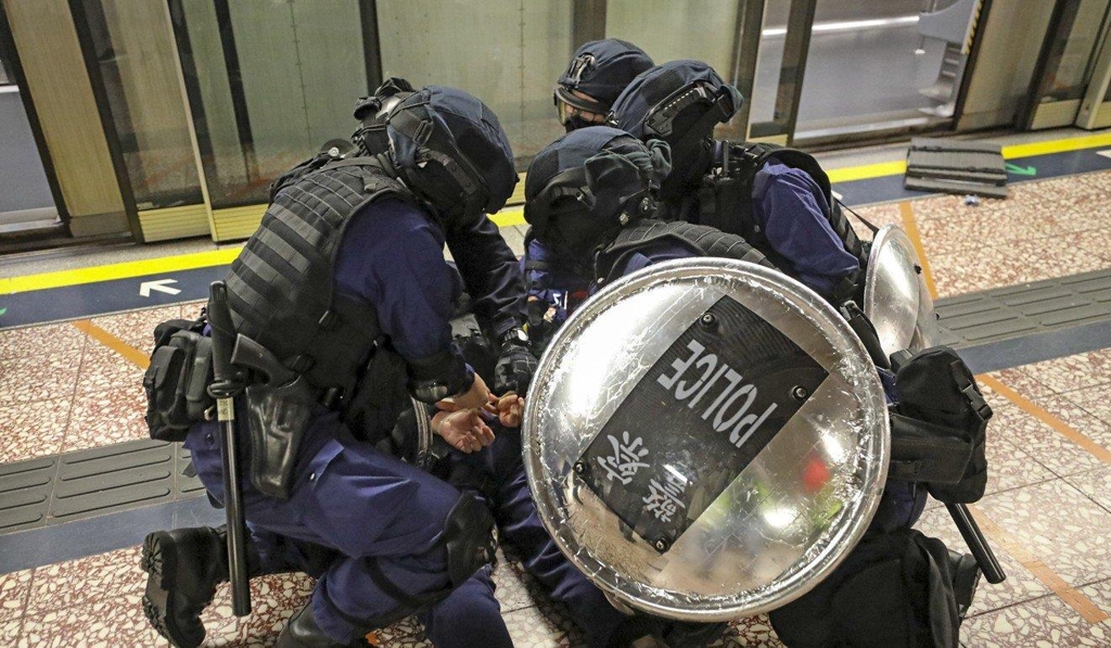 프린스 에드워드 지하철역서 시위대 체포하는 홍콩 경찰관들