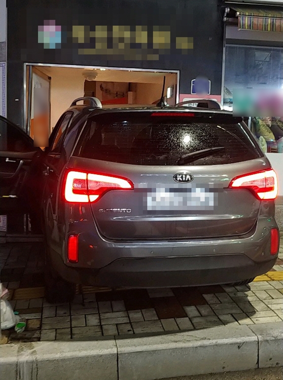 한의원 출입문 돌진한 SUV