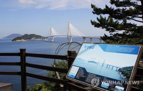 저도에서 바라본 거가대교