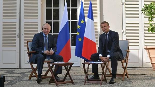 푸틴 대통령(왼쪽)과 마크롱 대통령이 8월 19일(현지시간) 프랑스 대통령의 여름 별장인 지중해 연안 브레강송 요새에서 회담하기에 앞서 포즈를 취했다. [리아노보스티=연합뉴스]