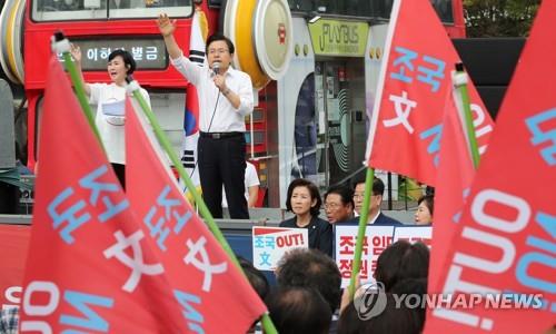 발언하는 자유한국당 황교안 대표 (서울=연합뉴스) 이진욱 기자 = 10일 서울 신촌에서 열린 자유한국당 '살리자! 대한민국 문재인 정권 순회 규탄대회'에서 황교안 대표가 발언하고 있다. 2019.9.10 cityboy@yna.co.kr(끝)