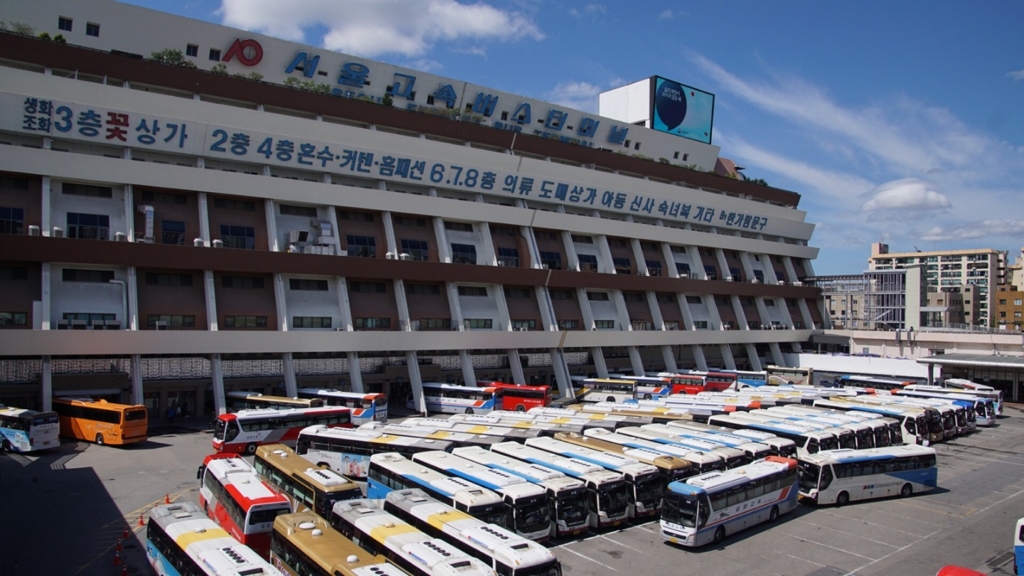 추석을 대비해 지방 버스까지 소집된 서울고속버스터미널의 모습