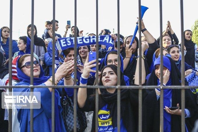 축구경기장 밖에서 응원하는 이란 여성 축구팬들