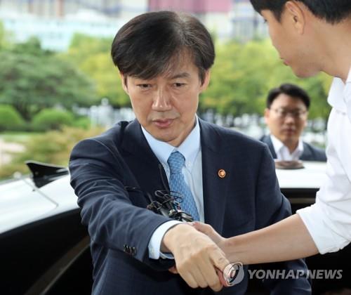 출근하는 조국 법무부 장관