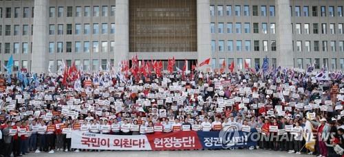 구호 외치는 자유한국당 (서울=연합뉴스) 이진욱 기자 = 15일 국회 본청 앞 계단에서 열린 자유한국당 '추석 민심 국민보고대회'에서 황교안 대표와 나경원 원내대표 등 참석자들이 구호를 외치고 있다. 2019.9.15 cityboy@yna.co.kr(끝)