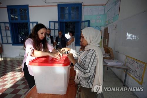 대선 투표를 하는 튀니지 여성[로이터=연합뉴스]
