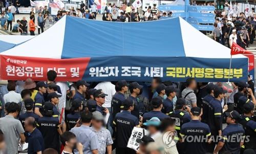 한국당, 광화문광장에 서명운동본부 개소 (서울=연합뉴스) 김주성 기자 = 자유한국당 지지자를 비롯한 조국 법무부 장관의 사퇴를 촉구하는 시민들이 15일 오후 서울 광화문광장에 개소한 '헌정 유린, 위선자 조국 사퇴 국민 서명운동 광화문 본부'에서 서명을 하고 있다. 2019.9.15 utzza@yna.co.kr(끝)