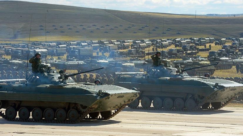 러시아 현지 군사장비 퍼레이드에 참여한 러시아 장갑차 BMP-2 [리아노보스티=연합뉴스]