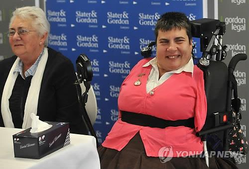 1960년대 탈리도마이드 사태로 사지결손 상태로 태어난 피해자의 2012년 기자회견