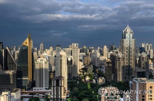 고층 건물이 빽빽이 들어선 방콕 시내 모습