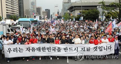 '조국 파면 촉구' 청와대 향해 행진 (서울=연합뉴스) 김주성 기자 = 자유한국당 황교안 대표와 나경원 원내대표가 21일 오후 서울 광화문 세종문화회관에서 열린 '문재인 정권 헌정 유린 중단과 위선자 조국 파면 촉구' 대규모 장외집회를 마친 뒤 참가자들과 함께 청와대 방향으로 행진하고 있다. 2019.9.21 utzza@yna.co.kr(끝)