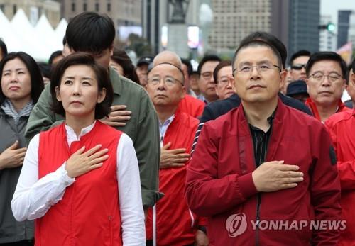 국기에 경례하는 황교안 대표와 나경원 원내대표 (서울=연합뉴스) 김주성 기자 = 자유한국당 황교안 대표와 나경원 원내대표가 21일 오후 서울 광화문 세종문화회관에서 열린 '문재인 정권 헌정 유린 중단과 위선자 조국 파면 촉구' 대규모 장외집회에 참석해 국기에 경례하고 있다. 2019.9.21 utzza@yna.co.kr(끝)