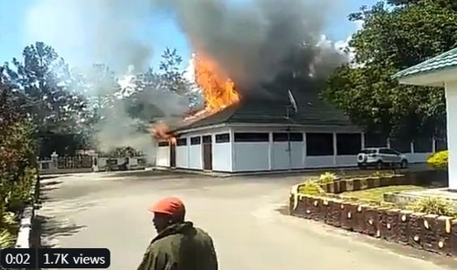 파푸아 와메나시의 관공서가 불에 타는 장면